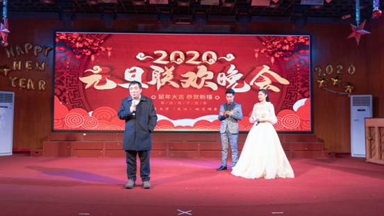 图片包含 道路, 室内, 网球, 家具描述已自动生成