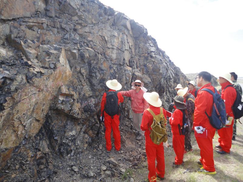 《西准噶尔克拉玛依后山地区复杂造山带三维地质调查》项目执行中，项目负责人之一的龚一鸣和学生在新疆野外