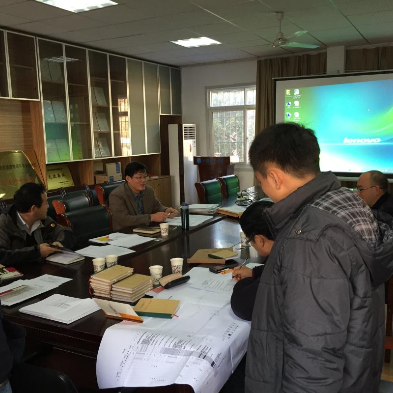 图为西藏仲巴县帮布勒地区铜多金属项目质检专家审查野外资料 图为西藏仲巴县帮布勒地区铜多金属项目质检专家审查野外资料